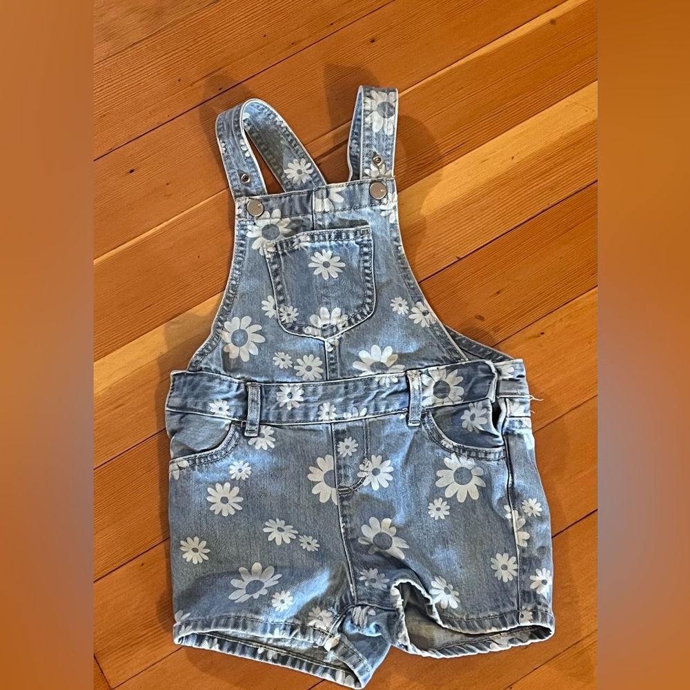 Like new condition - Adorable Girls flowered denim overall style shorts - 4T